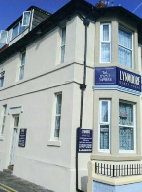 Отель Lynmoore Guest House  Блэкпул